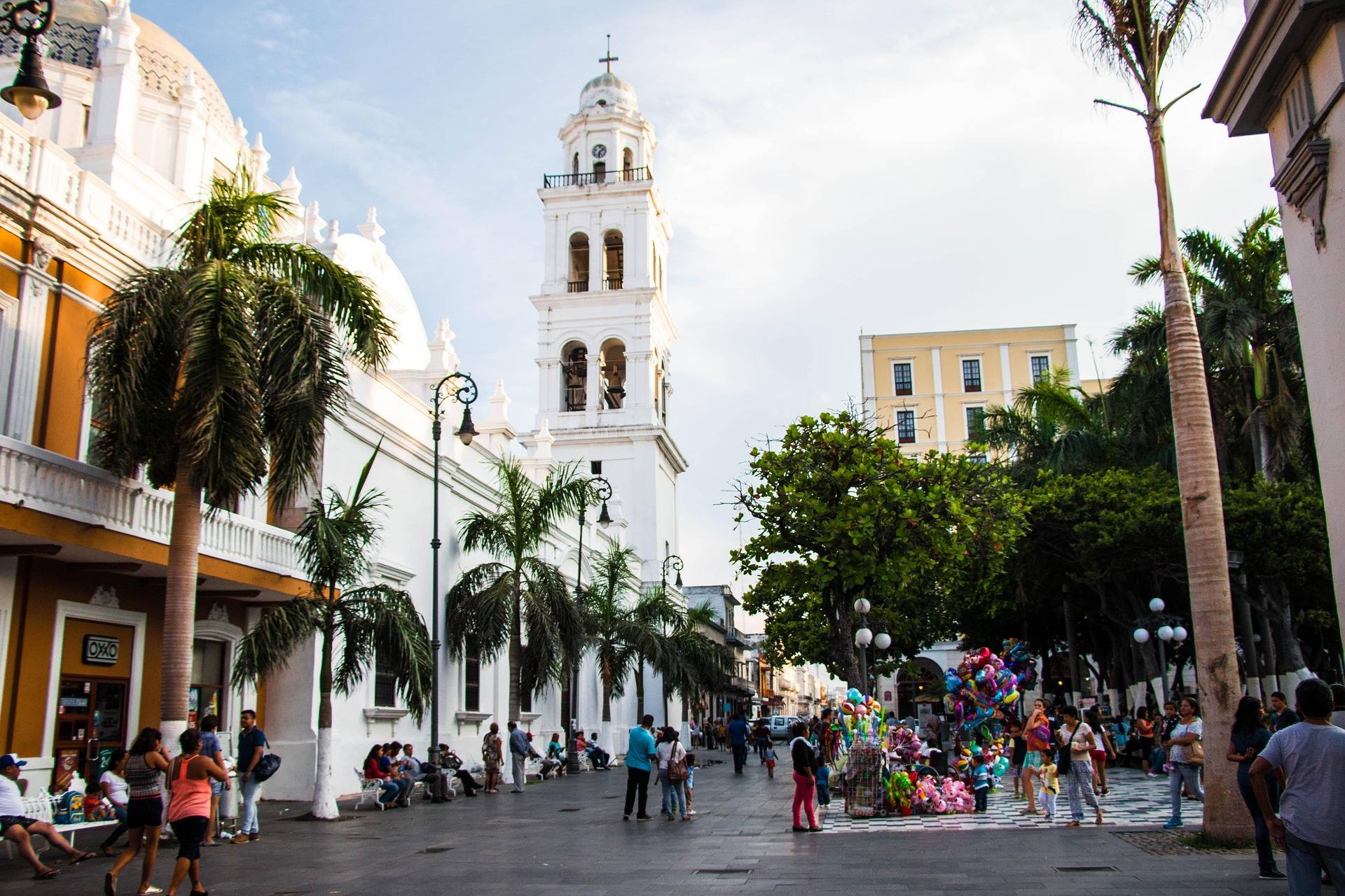 Historischer Stadtplatz mit Kathedrale und Palmen in Mexiko – Symbolbild für Mexiko auswandern